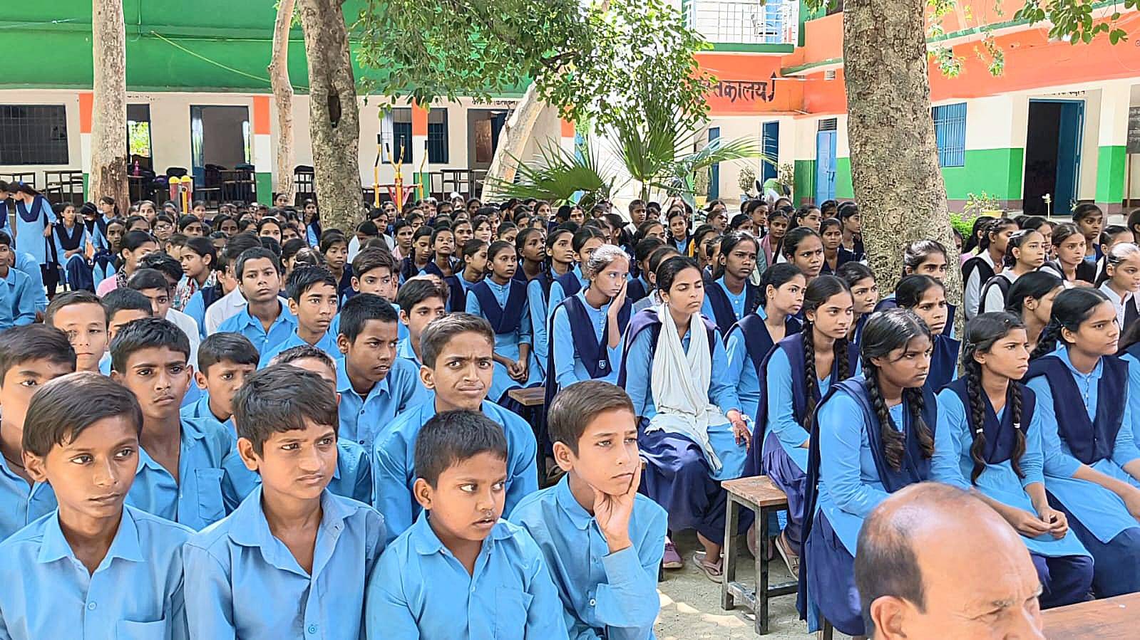 कार्यक्रम में भाग लेते छात्र